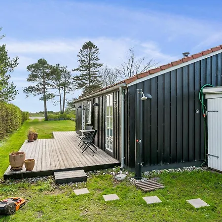 Beachside With Sea View And Cozy Outdoor Shelter *