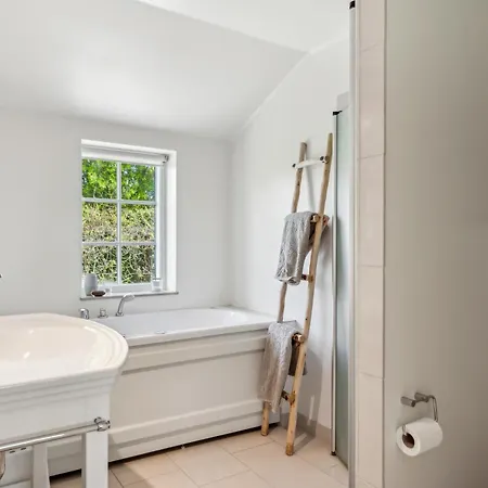Cozy A Stones Throw From The Water