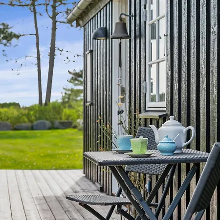 Дом отдыха Beachside With Sea View And Cozy Outdoor Shelter