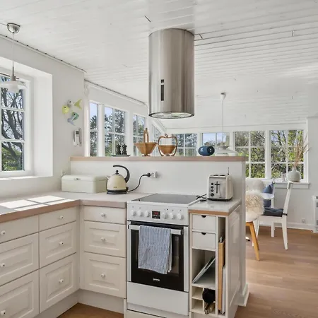 Cozy A Stones Throw From The Water *