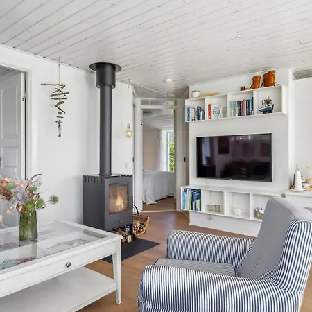 Дом отдыха Beachside With Sea View And Cozy Outdoor Shelter